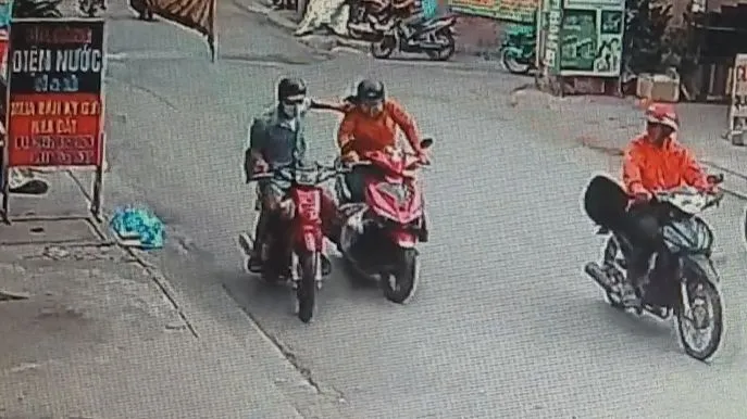 Trước đó, nam thanh niên này giật dây chuyền của người phụ nữ trên địa bàn phường An Phú Đông, quận 12, TP.HCM. Ảnh cắt từ clip Trước đó, nam thanh niên này giật dây chuyền của người phụ nữ trên địa bàn phường An Phú Đông, quận 12, TP.HCM. Ảnh cắt từ clip