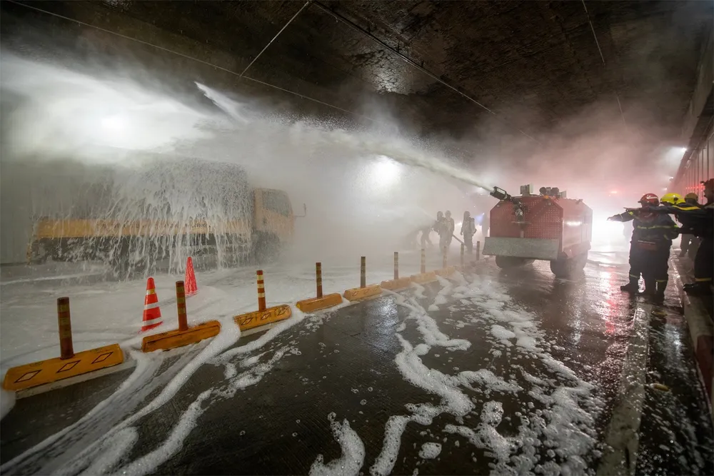 Trước đó Trung tâm quản lý hầm Thủ Thiêm đóng hầm ở cả hai hướng trong khung giờ 19 giờ 45 đến 23 giờ từ 20-5 đến 26-5 và khung giờ từ 7 giờ 45 đến 11 giờ sáng 27-5 để đảm bảo an toàn giao thông khi lực lượng chức năng tập luyện, hợp luyện, tổng duyệt và diễn tập phương án chữa cháy và cứu nạn, cứu hộ bên trong hầm.