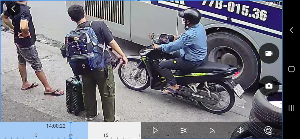 Trước đó, nghi can đã chạy xe máy ngược chiều trên quốc lộ rồi áp sát, ra tay