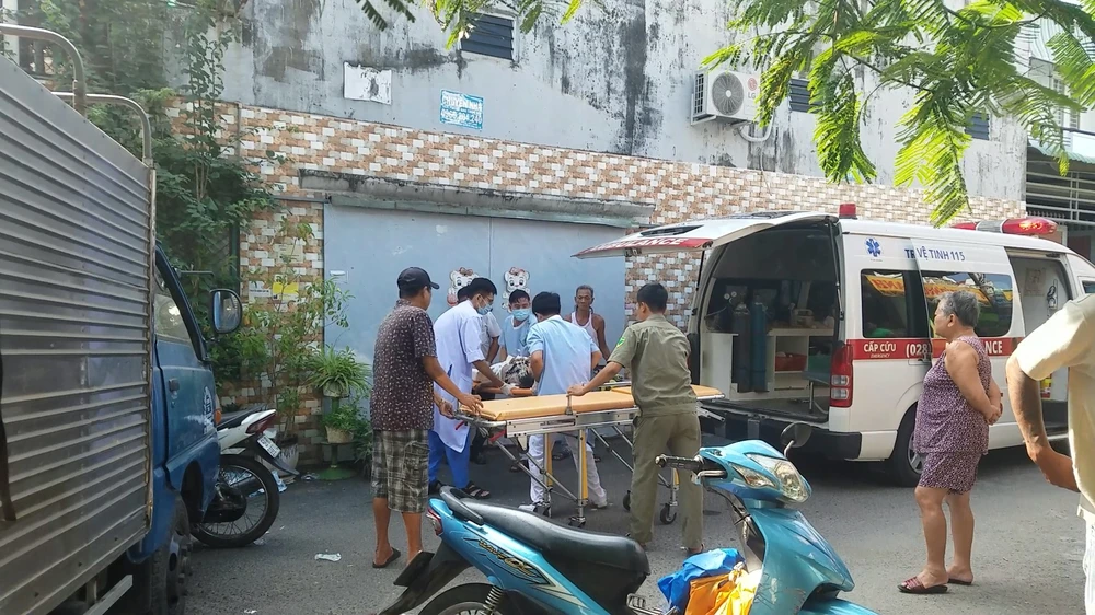 Nạn nhân sau đó được đưa vào bệnh viện cấp cứu. Ảnh: HT