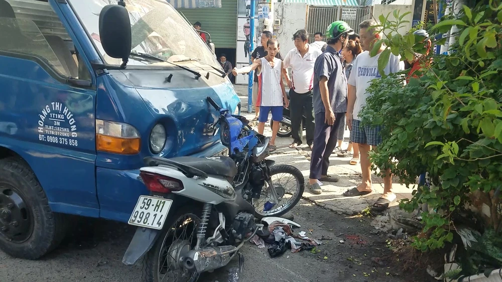 Vụ việc khiến hai chiếc xe hư hỏng, người phụ nữ bị trọng thương. Ảnh: HT