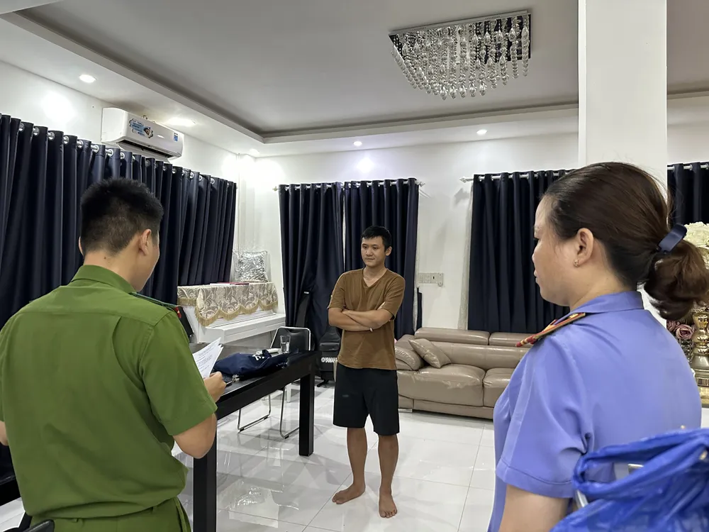 Công an đọc lệnh bắt Trương Tuấn Tài (32 tuổi, ngụ Quận 6, giám đốc Công ty Fincap VN). Ảnh: CA