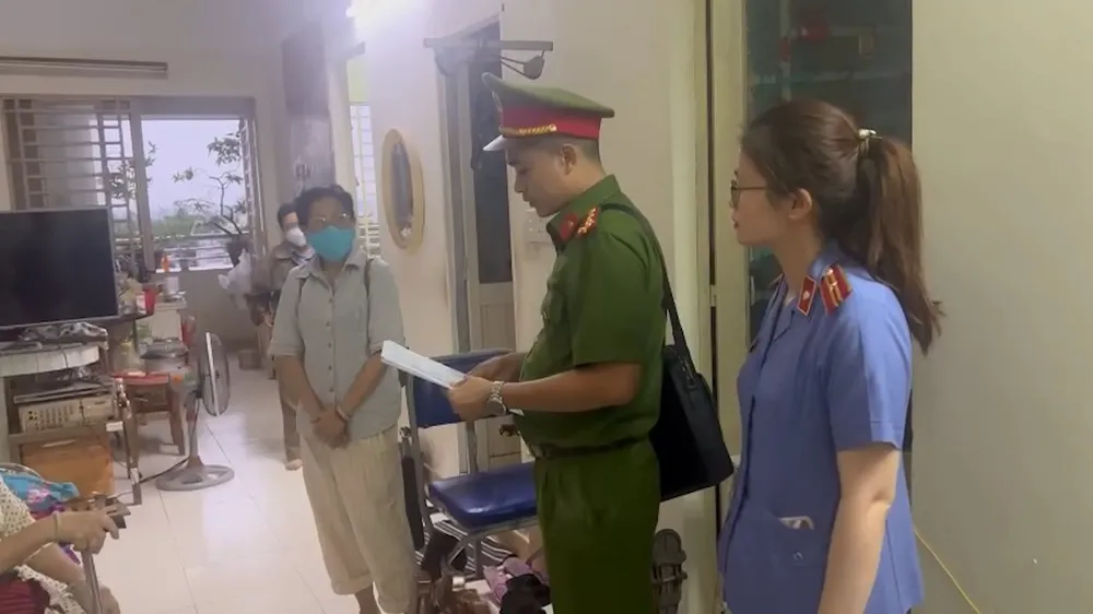 Công an đọc lệnh bắt với Nguyễn Thị Tuyết Sương, Giám đốc Công ty Digital Credit. Ảnh: CA