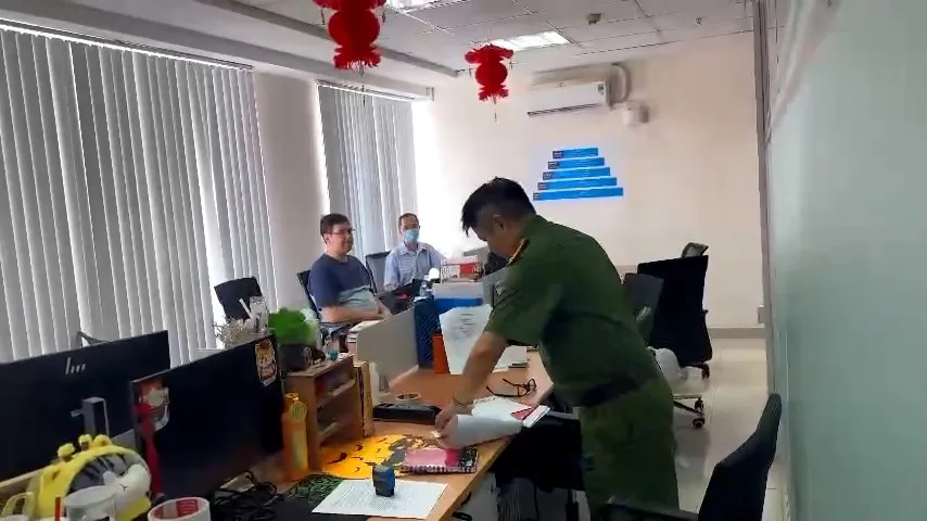 Công an thực hiện khám xét các địa điểm liên quan. Ảnh: CA