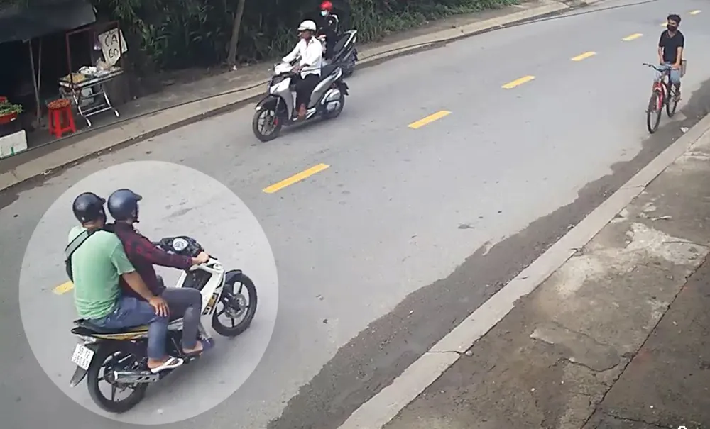 Hai nam thanh niên đảo liên tục ba vòng trước khi áp sát, cướp giật dây chuyền của chị P. Ảnh cắt từ clip