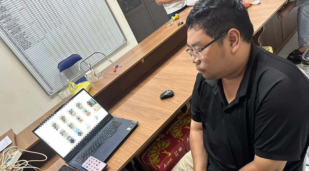 Công an cũng thu giữ tang vật là chiếc máy tính có nhiều clip quay lén các cô gái bán dâm. Ảnh: CA Công an cũng thu giữ tang vật là chiếc máy tính có nhiều clip quay lén các cô gái bán dâm. Ảnh: CA