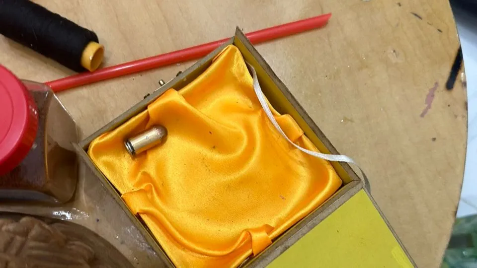 Một viên đạn được các nghi can cất giấu tại nơi ở bị công an phát hiện, thu giữ. Ảnh: CACC