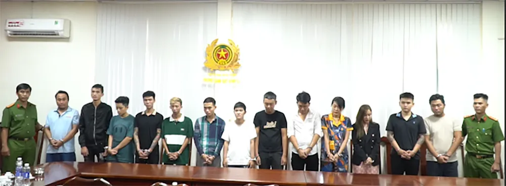 Công an khởi tố, bắt giam với 12 người làm giấy tờ giả và một người về tội lừa đảo. Ảnh: CA