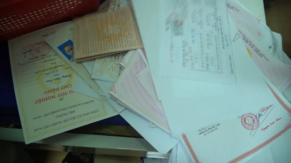 Giấy tờ nhóm này làm giả bị phát hiện. Ảnh: CA