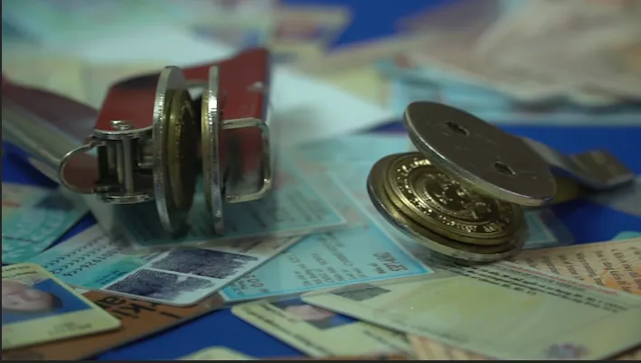 Con dấu giả mà nhóm này sử dụng bị phát hiện. Ảnh: CA