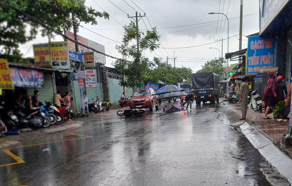 Vụ tai nạn khiến nam thanh niên tử vong trên đường Quách Điêu, huyện Bình Chánh. Ảnh: HT