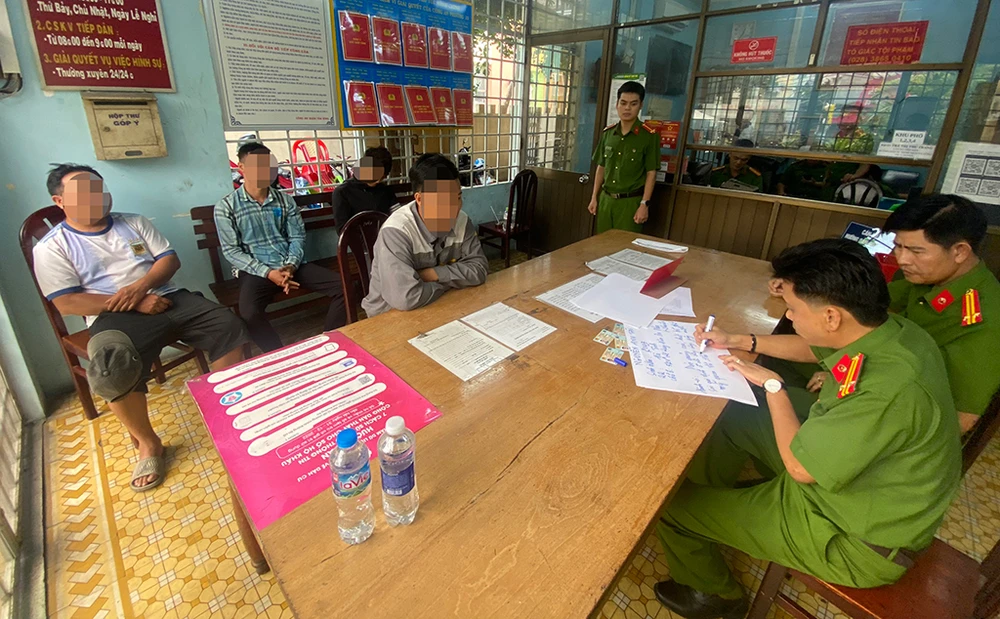 Nhóm người này bị xử lý hành chính về hành vi dán quảng cáo sai quy định, gây mất mỹ quan đô thị. Ảnh: CA