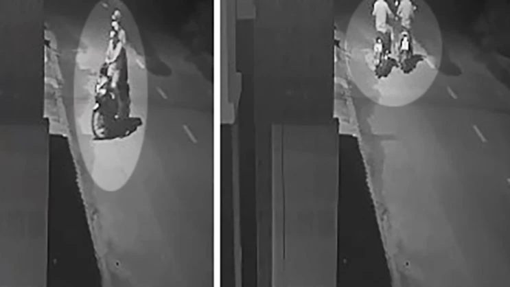 Camera an ninh ghi nhận hai thanh niên đột nhập xóm trọ và đẩy xe của anh H ra ngoài. Ảnh cắt từ clip