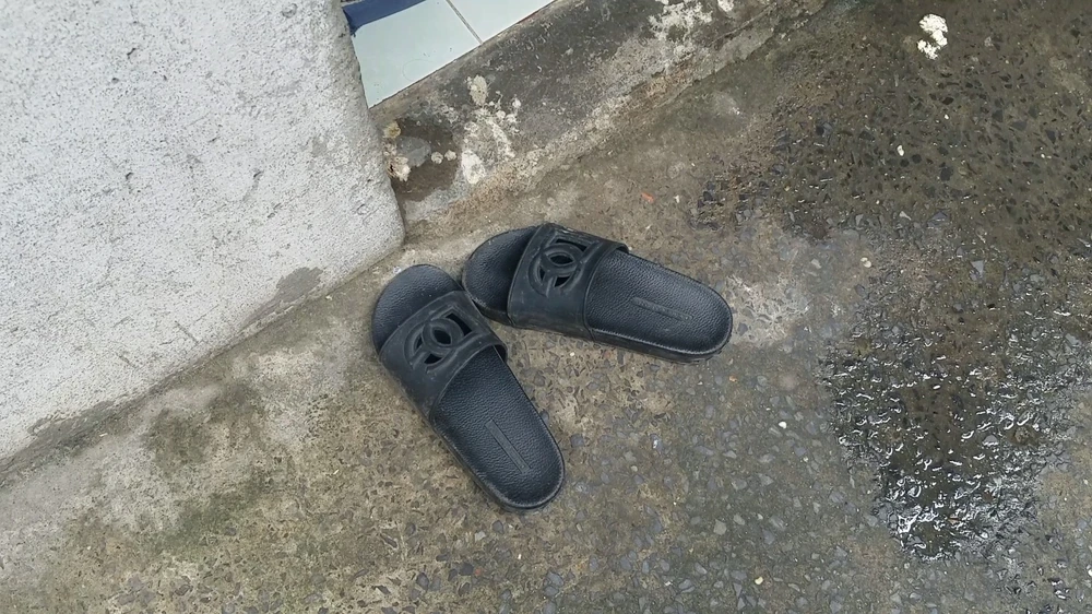 Đôi dép nghi của kẻ gian để lại trước cửa phòng trọ anh H. Ảnh: HT
