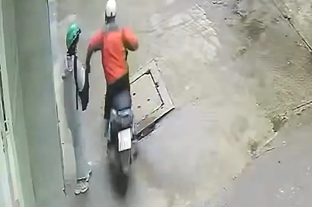 Vụ việc được xác định xảy ra trước cổng ký túc xá Trường Đại Học Sư Phạm TP.HCM. Ảnh cắt từ clip