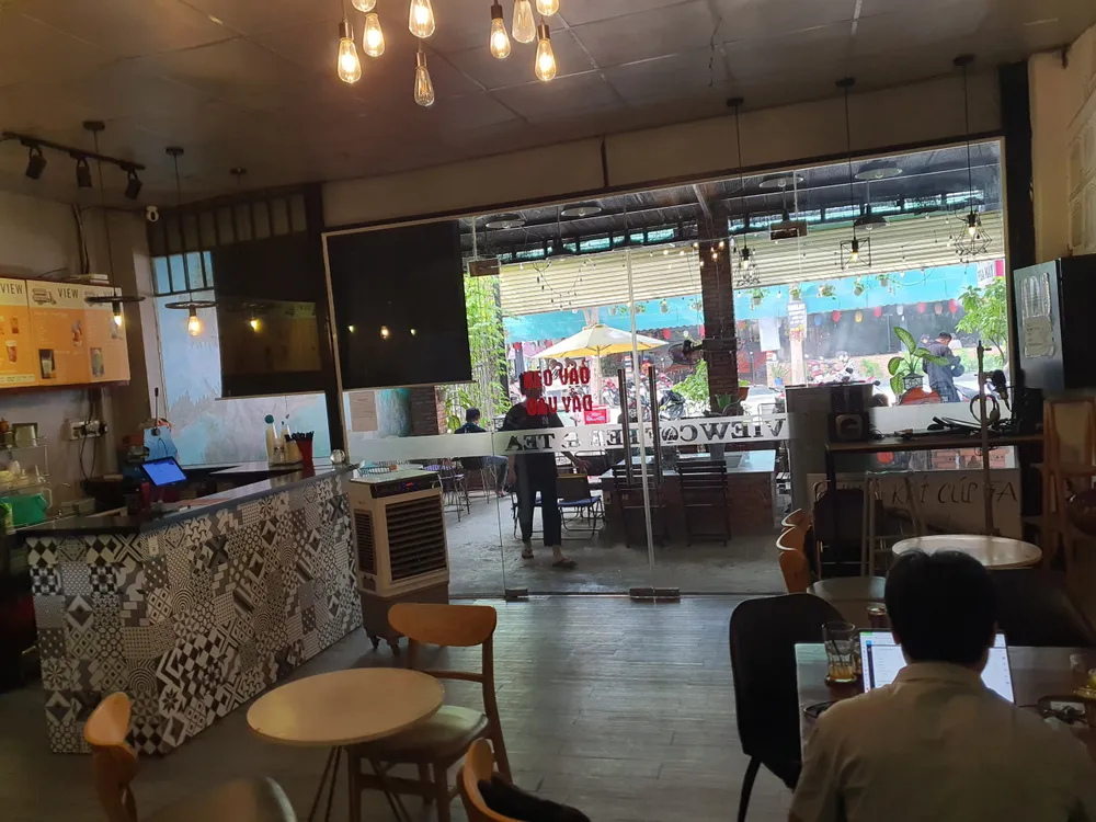 Dàn cảnh mua nước lấy trộm điện thoại của nữ sinh viên