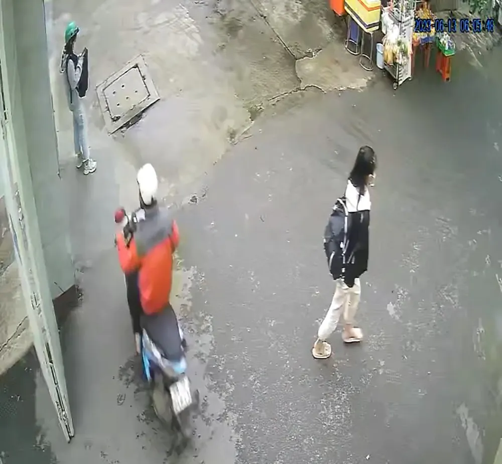 Nam thanh niên quan sát một lúc trước khi ra tay giật điện thoại của cô gái. Ảnh cắt từ clip