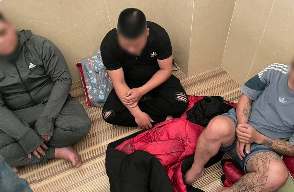 Công an TP Thủ Đức cũng phát hiện nhóm năm người chuyên đi dán quảng cáo cho vay trên địa bàn. Ảnh: CA