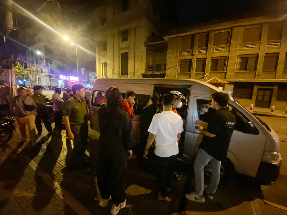 Công an đưa tổng cộng 144 khách (gồm 47 nữ, 97 nam) về kiểm tra ma túy và phát hiện 12 người nam dương tính ma túy. Ảnh: CA Công an đưa tổng cộng 144 khách (gồm 47 nữ, 97 nam) về kiểm tra ma túy và phát hiện 12 người nam dương tính ma túy. Ảnh: CA