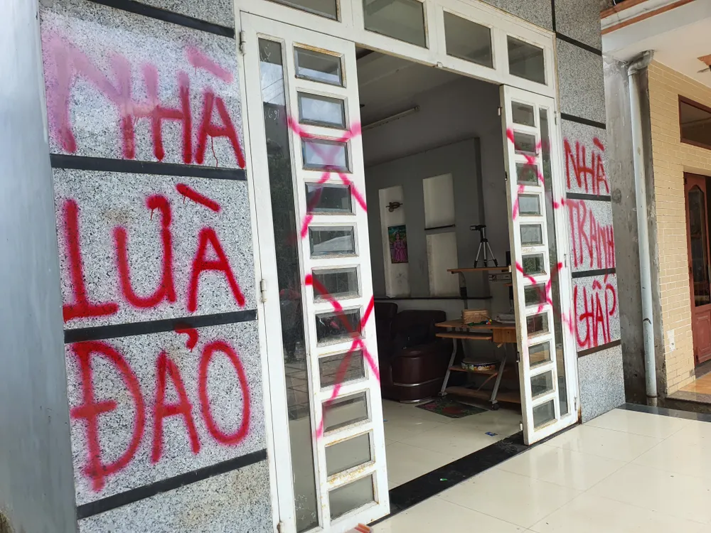 Nhóm người phá khóa, xịt sơn, in chữ "lừa đảo" trước nhà ảnh 2