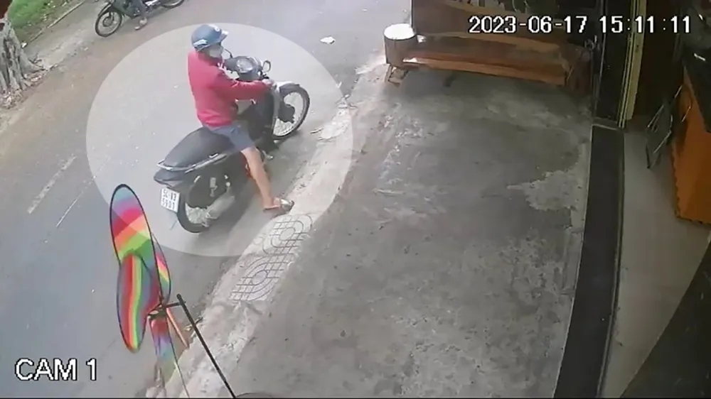Người này sau đó tháo chạy bằng xe máy. Ảnh cắt từ clip
