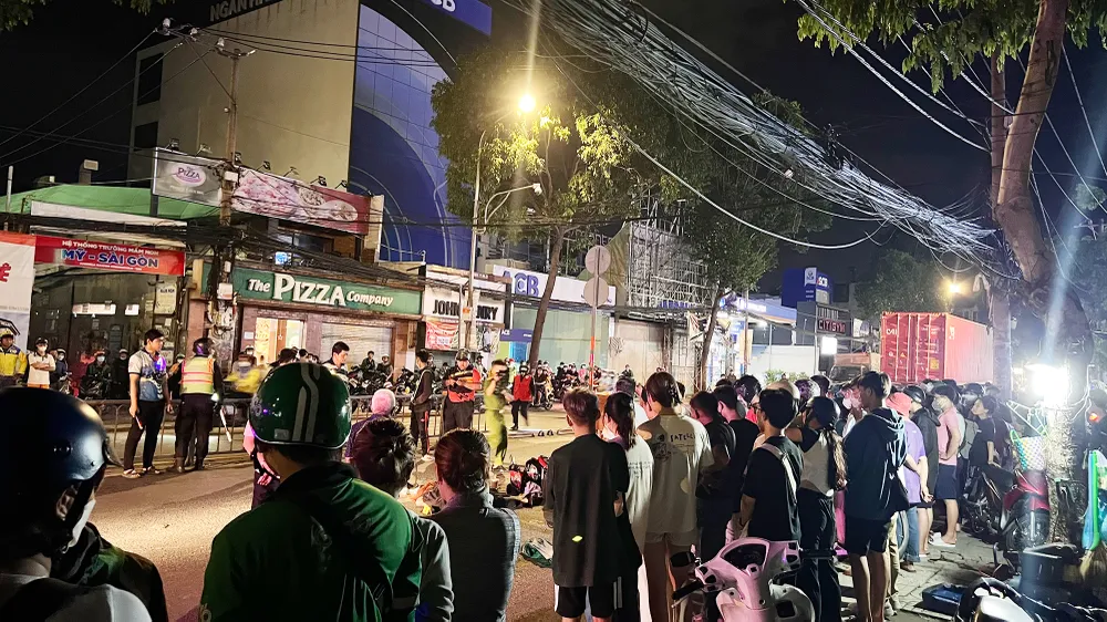 Vụ tai nạn xảy ra trên đường Quang Trung đoạn gần chợ Hạnh Thông Tây. Ảnh: HT