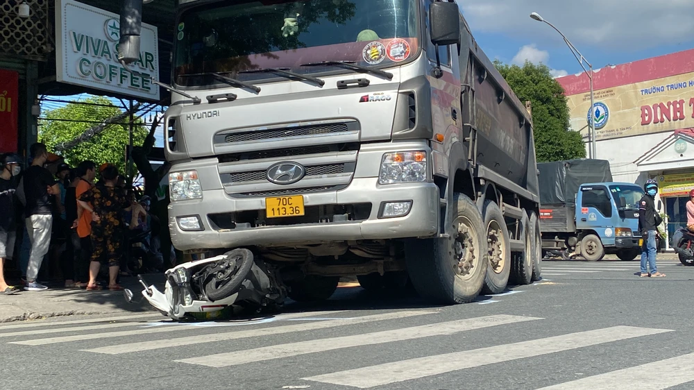Chiếc xe máy của nạn nhân bị xe ben kéo đi một đoạn, hư hỏng. Ảnh: HT