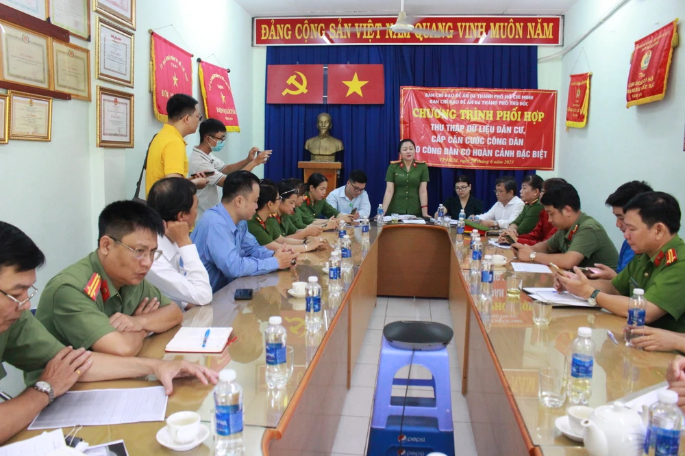 Công an TP.HCM phối hợp với các đơn vị tổ chức thu thập Dữ liệu dân cư, cấp CCCD cho nhiều người dân ở Trung tâm điều dưỡng người tâm thần Thủ Đức. Ảnh: CA