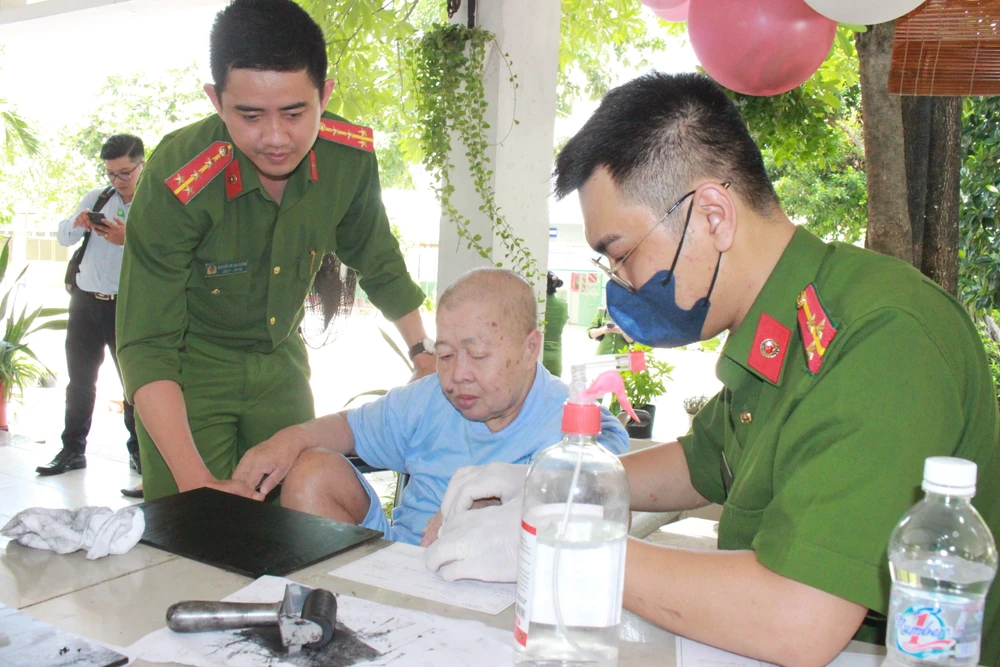 Sau khi được cấp CCCD, những người này có thể được đảm bảo quyền và lợi ích hợp pháp, chính đáng của họ. Ảnh: CA