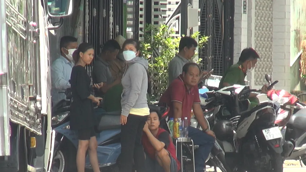 Thi thể đôi nam nữ được phát hiện trong phòng trọ ở hẻm đường Lê Đình Cẩn, quận Bình Tân. Ảnh: NT Thi thể đôi nam nữ được phát hiện trong phòng trọ ở hẻm đường Lê Đình Cẩn, quận Bình Tân. Ảnh: NT