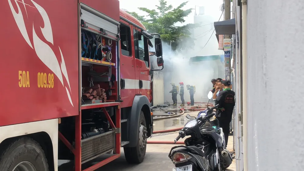 Cảnh sát PCCC huy động phương tiện và các cán bộ chiến sĩ đến hiện trường khống chế đám cháy. Ảnh: HT