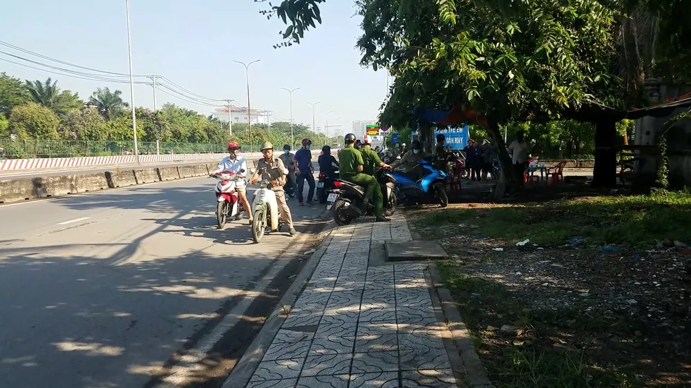 Khu vực phát hiện thi thể ven Quốc lộ 1, đoạn qua địa bàn quận Bình Tân. Ảnh: HT Khu vực phát hiện thi thể ven Quốc lộ 1, đoạn qua địa bàn quận Bình Tân. Ảnh: HT