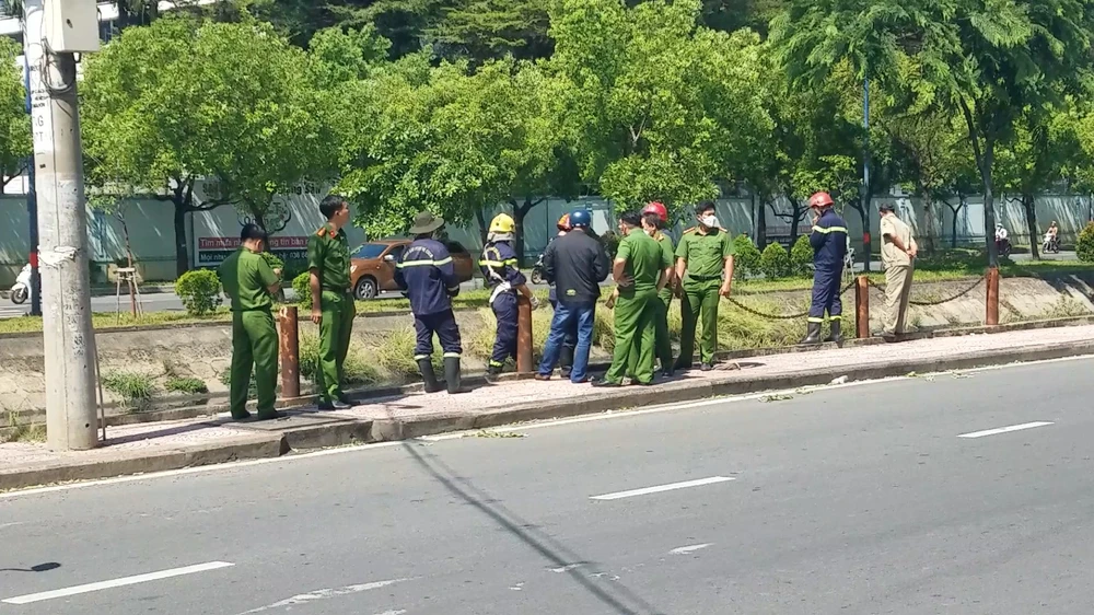 Công an sau đó đến hiện trường, phối hợp tìm kiếm người điều khiển chiếc xe. Ảnh: NT