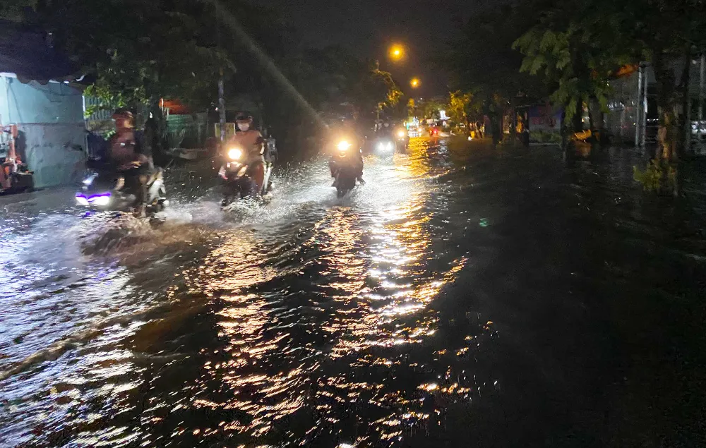 Theo đó, trong đêm Tết Đoan Ngọ, mưa lớn đã khiến các tuyến như Quốc lộ 13, Hiệp Bình, Nguyễn Duy Trinh, Quốc Hương, Đỗ Xuân Hợp, Nguyễn Văn Khối, Phạm Văn Chiêu, Lê Đức Thọ, Lê Văn Thọ, Phan Huy Ích, Phan Văn Hớn, Nguyễn Văn Quá, Song hành Quốc lộ 22, Cầu Xéo, Tân Kỳ Tân Quý bị ngập. Ảnh: HT