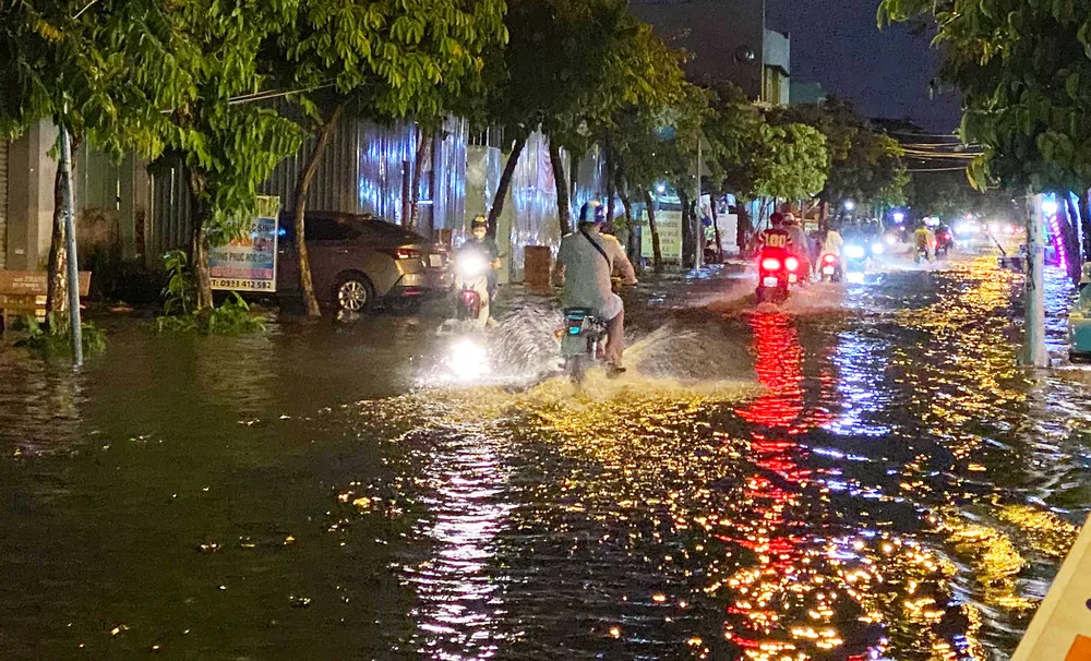 Mưa lớn gây ngập trên đường Song Hành, quận 12. Ảnh: HT