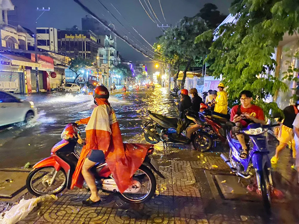 Mưa lớn, đường ngập khiến nhiều xe ô tô, xe máy bị chết máy. Ảnh: HT