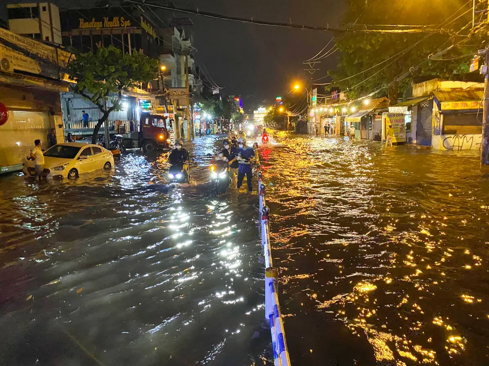 Trên đường Nguyễn Văn Khối, quận Gò Vấp, nước ngập sâu cục bộ ở một số đoạn khiến các phương tiện tham gia giao thông gặp không ít khó khăn. Ảnh: HT