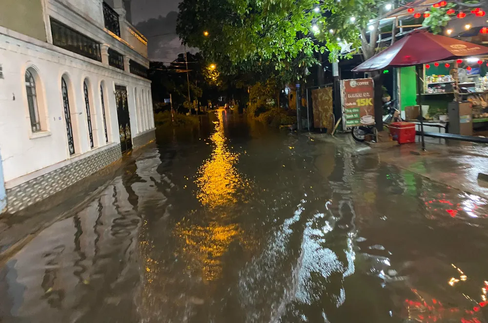 Trận mưa lớn kéo dài hơn một giờ đồng hồ cũng khiến hàng loạt tuyến đường bị ngập sâu. Ảnh: HT