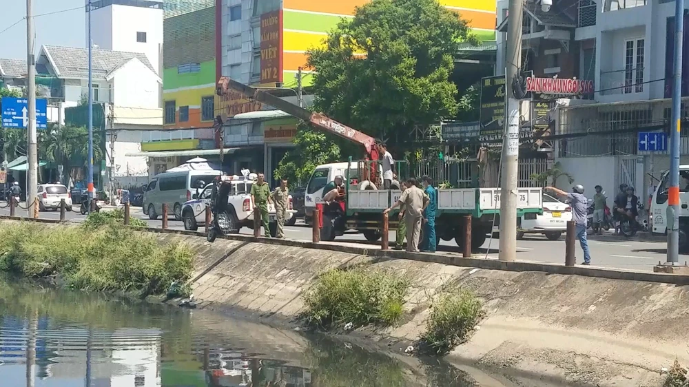 Chiếc xe máy sau đó được đưa về trụ sở công an để phục vụ điều tra. Ảnh: NT