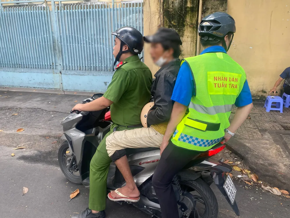 Trong ngày, Tổ nhân dân tuần tra đã đưa người đàn ông sống lang thang vào cơ sở xã hội. Ảnh: CA