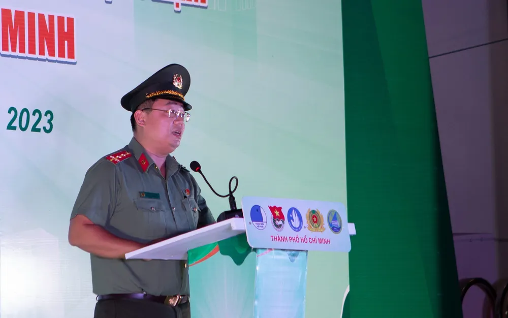 Đại úy Đặng Văn Thắng, Bí thư Đoàn Thanh niên CATP phát biểu tại buổi lễ. Ảnh: CA