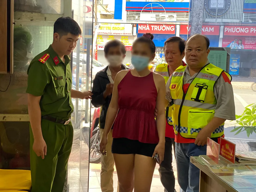 Một người phụ nữ nghiện ma túy, nhiễm HIV cũng được đưa đi cai nghiện bắt buộc. Ảnh: CA