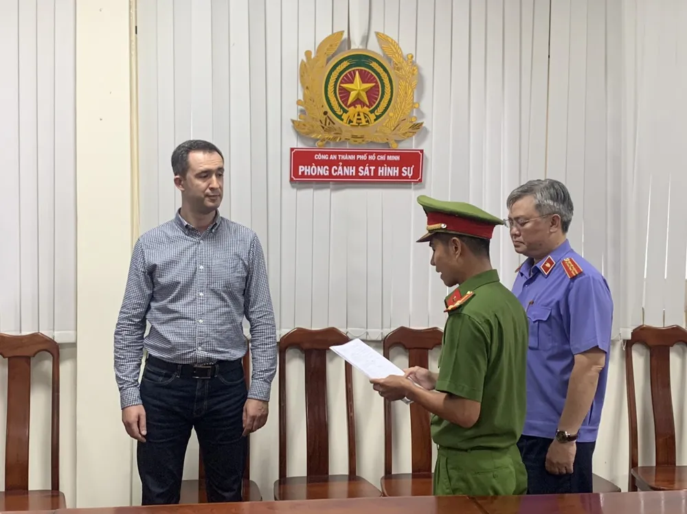 Công an đọc lệnh bắt Maksim Zubkov. Ảnh: CA Công an đọc lệnh bắt Maksim Zubkov. Ảnh: CA