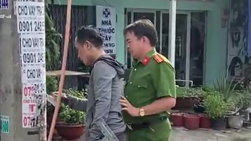 Tuấn bị buộc phải đi gỡ hết quảng cáo đã dán sai quy định. Ảnh: CA