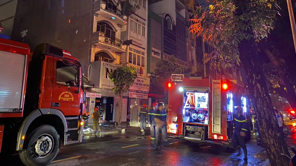 Cảnh sát PCCC và CNCH nhanh chóng có mặt ở hiện trường khống chế đám cháy. Ảnh: HT Cảnh sát PCCC và CNCH nhanh chóng có mặt ở hiện trường khống chế đám cháy. Ảnh: HT