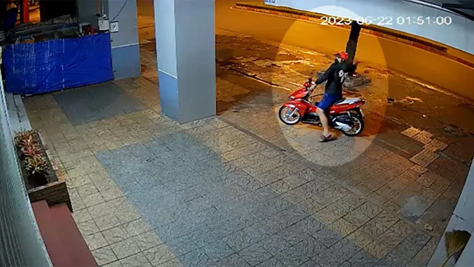 Trước đó, Lộc chạy xe máy đến tạt sơn nhà anh Dũng và bị camera an ninh ghi lại. Ảnh cắt từ clip