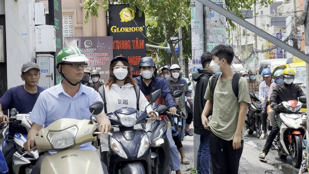 Ảnh hưởng từ vụ va chạm khiến giao thông qua khu vực ùn ứ. Ảnh: HT