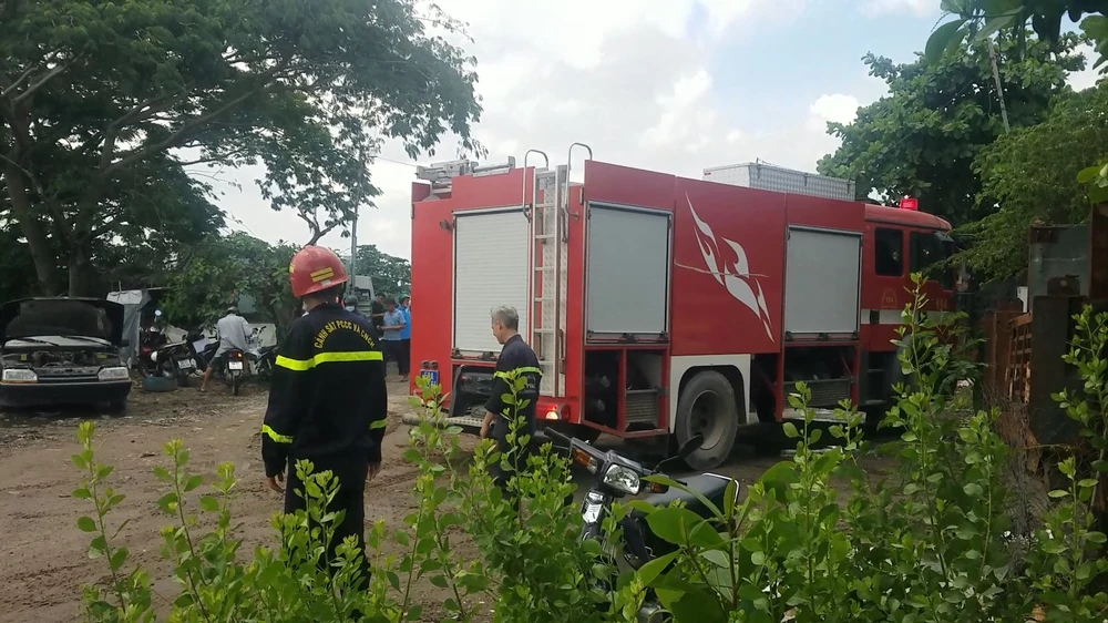 Cảnh sát PCCC và CNCH, Công an huyện Bình Chánh điều động nhiều phương tiện và các cán bộ chiến sĩ đến hiện trường khống chế. Ảnh: HT