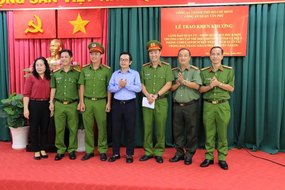 Chủ tịch UBND quận Tân Phú Phạm Minh Mẫn đã trao khen thưởng đột xuất cho tập thể Đội CSHS, Công an quận Tân Phú và Đội 3, Phòng CSHS, Công an TP.HCM. Ảnh: CA