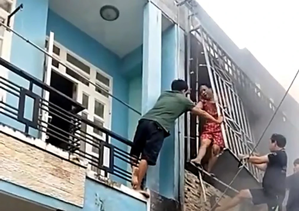 Người phụ nữ trong căn nhà cũng thoát ra an toàn. Ảnh: HT